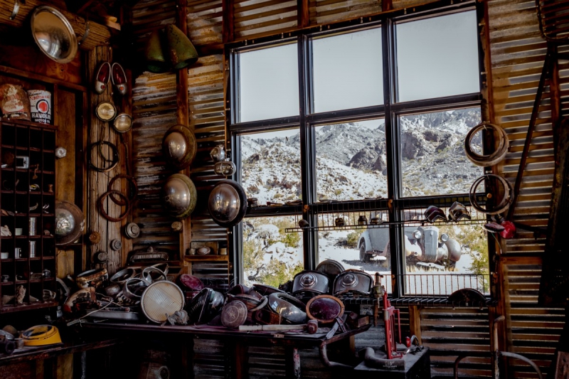 cordonnerie-ST CYR SUR MER-min_shop_window_part_junk_abandoned-138873